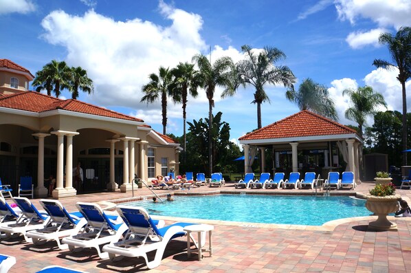 Beheizter Pool, Liegestühle