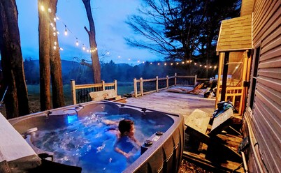 Private Waterfront on 6 Acres w/Swimming. Boats.Hot Tub.Fire Pit.Views. Hiking.