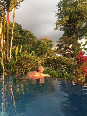 Een buitenzwembad, een infinity pool