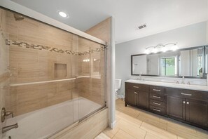 Een douche, een haardroger, handdoeken