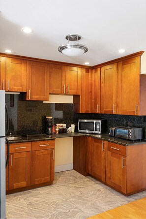 Full-size fridge, microwave, oven, coffee/tea maker