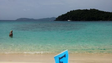 Una playa cerca, sillas reclinables de playa, toallas de playa