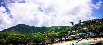 Cactus Flower Cottage - a Charming Quiet Retreat with Ocean View