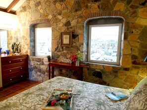 1 bedroom, in-room safe, WiFi, bed sheets