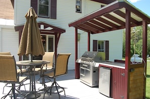 Outdoor dining - Mt Washington Home Escape W/ Jacuzzi : Pets Welcome With Private Backyard (Carroll)