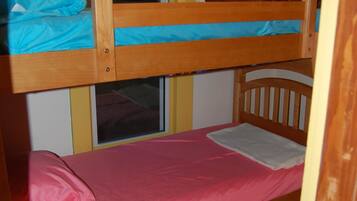 4 bedrooms, desk, WiFi, bed sheets