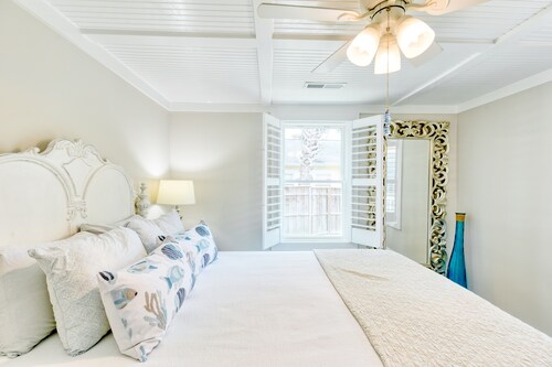 Couples love this sweet thing, just a block to the beach