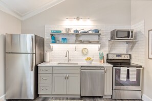 Frigorífico, microondas, horno y placa de cocina