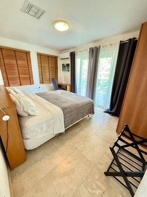 7 habitaciones, tabla de planchar con plancha y cuna de viaje 
