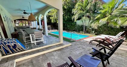 Private 7BR Villa & Pool walk to Palm Beach!