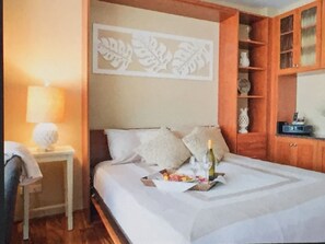 Iron/ironing board, free WiFi, bed sheets, wheelchair access - Cozy and Modern Mountain View Studio - Ilikai Marina (Honolulu)