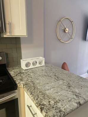 Fridge, microwave, oven, stovetop - Cozy and Modern Mountain View Studio - Ilikai Marina (Honolulu)