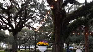 A park with large trees, a white fountain, and a black fence. - Small Studio Condo -Private balcony -Free Parking (Mobile)