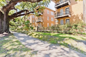Exterior - Small Studio Condo -Private balcony -Free Parking (Mobile)