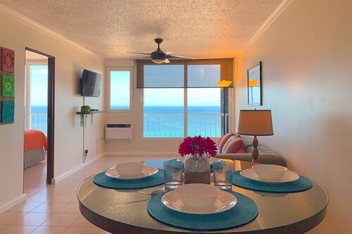 Mesmerizing Views, Charming, Airy 1BR condo in San Juan's Isla Verde Beach