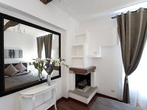 3 bedrooms, in-room safe, iron/ironing board, travel cot - Banchi Apartment - Three Bedroom Apartment, Sleeps 6 (Rome)