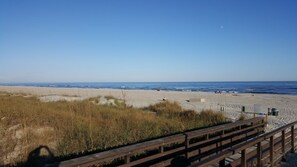 Playa en los alrededores, camastros y toallas de playa 
