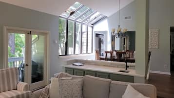 Smart TV, reproductor de DVD, libros y biblioteca musical