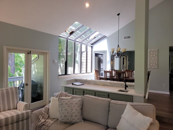 Smart TV, reproductor de DVD, libros y biblioteca musical