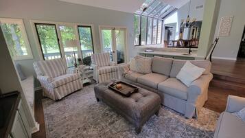 Smart TV, reproductor de DVD, libros y biblioteca musical