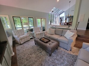 Smart TV, reproductor de DVD, libros y biblioteca musical