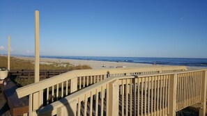Playa en los alrededores, camastros y toallas de playa