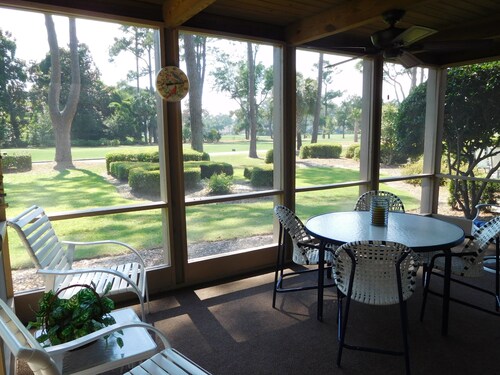 SEA PINES/HARBOUR TOWN/NO STAIRS/VIEW 9TH TEE! READ OUR REVIEWS, PRIVATE, QUIET!