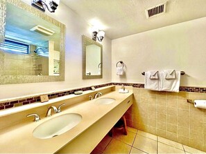 Combined shower/bathtub, hair dryer, towels, soap - Sapphire Beachfront Condo  - Amazing Snorkeling - Free Wi - Fi  (St. Thomas)