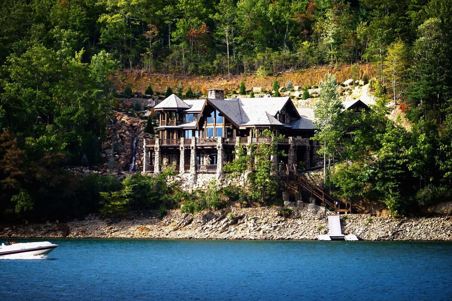 Forge Lake Lodge: Beautiful Lakefront Home that Sleeps 28