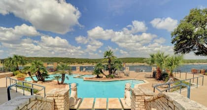 Espléndido, sabroso y totalmente amueblado condominio en Lake Travis Island Villa !!!