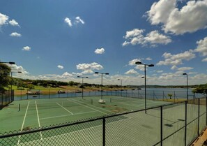 Sport court - Splendid, Tastful, And Fully Furnished Condo On Lake Travis Island Villa!!! (Lago Vista)
