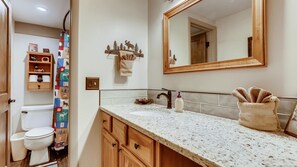 Suihkun ja ammeen yhdistelmä, hiustenkuivaaja, pyyhkeet, saippua