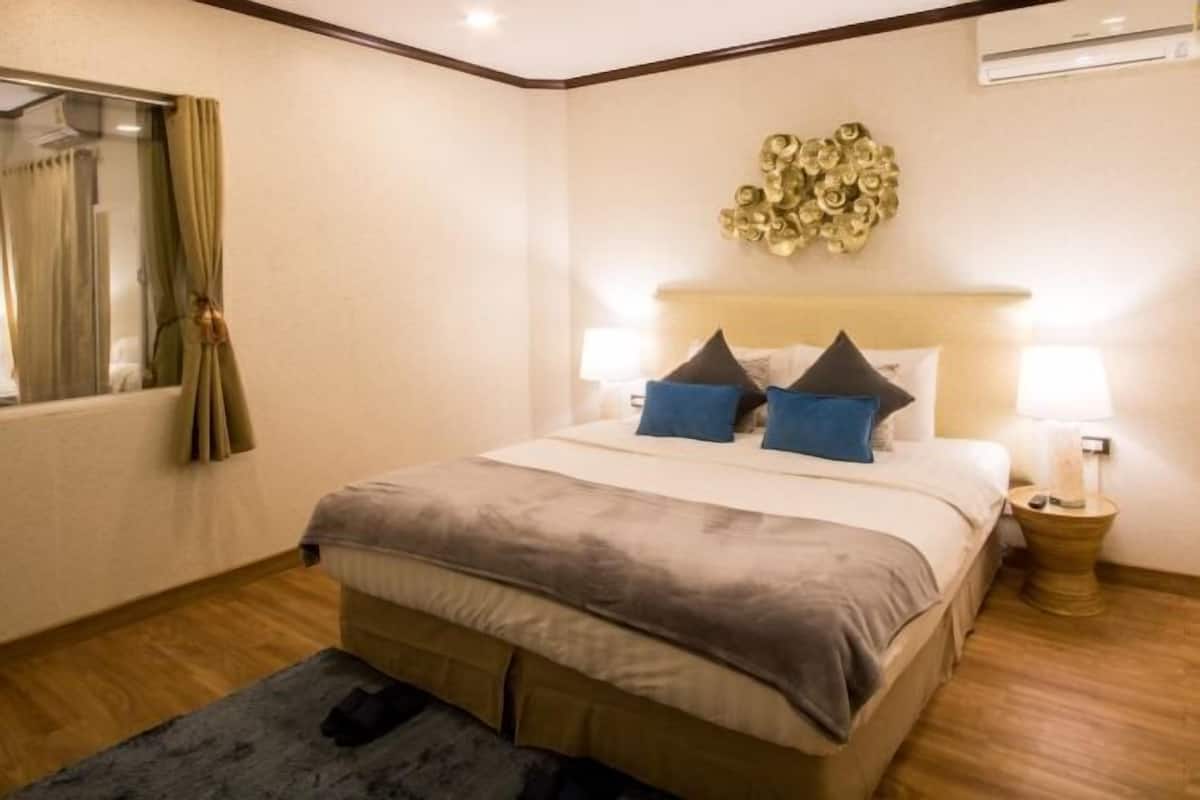 WiFi (free), bed sheets