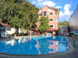 Piscine extérieure, chaises longues