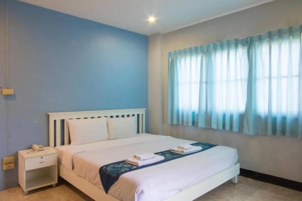 WiFi (free), bed sheets