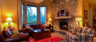 Pemberley - Luxury Peak 9 Ski In/Out w/ 2 Master Suites + 2 Bedrooms - Hot Tub