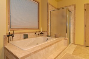 Ensemble douche/baignoire, baignoire à jets, sèche-cheveux