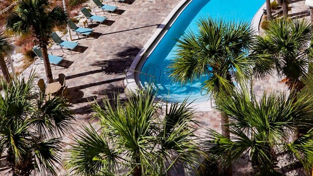Ein Resort mit Pool, Strand und Steg.