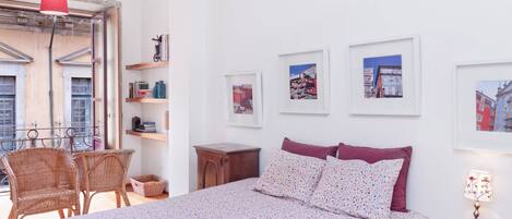 1 habitación, tabla de planchar con plancha y cuna de viaje