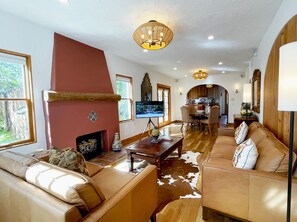 Smart TV, fireplace, DVD player, books - Cozy Fireplace I Heated Pool I Fully Stocked (West Palm Beach)