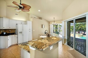 Großer Kühlschrank, Mikrowelle, Ofen, Herdplatte