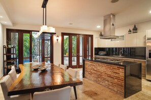 Kylskåp, mikrovågsugn, ugn och spishäll