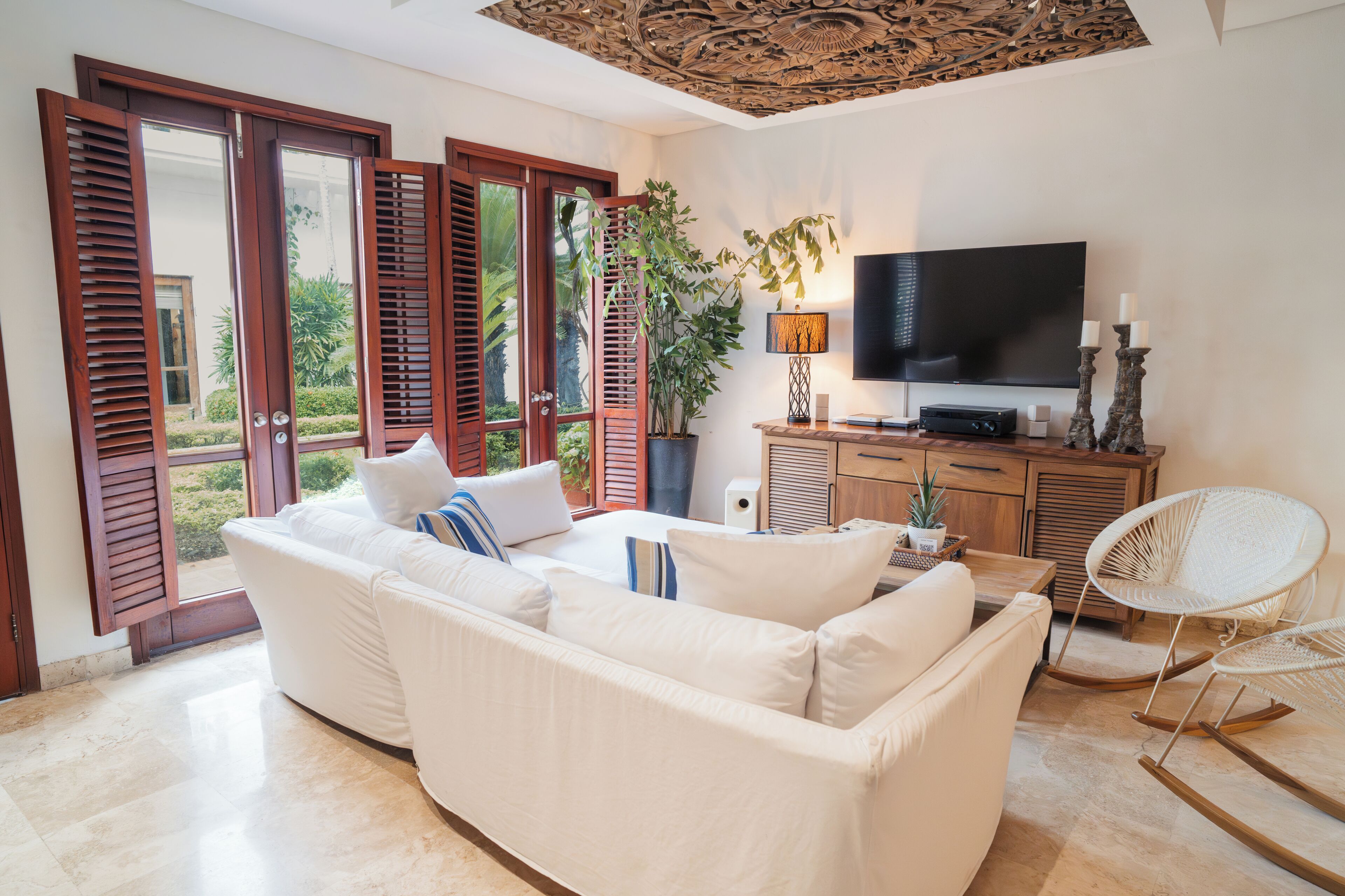 Una Smart TV, un reproductor de DVD, un reproductor estéreo