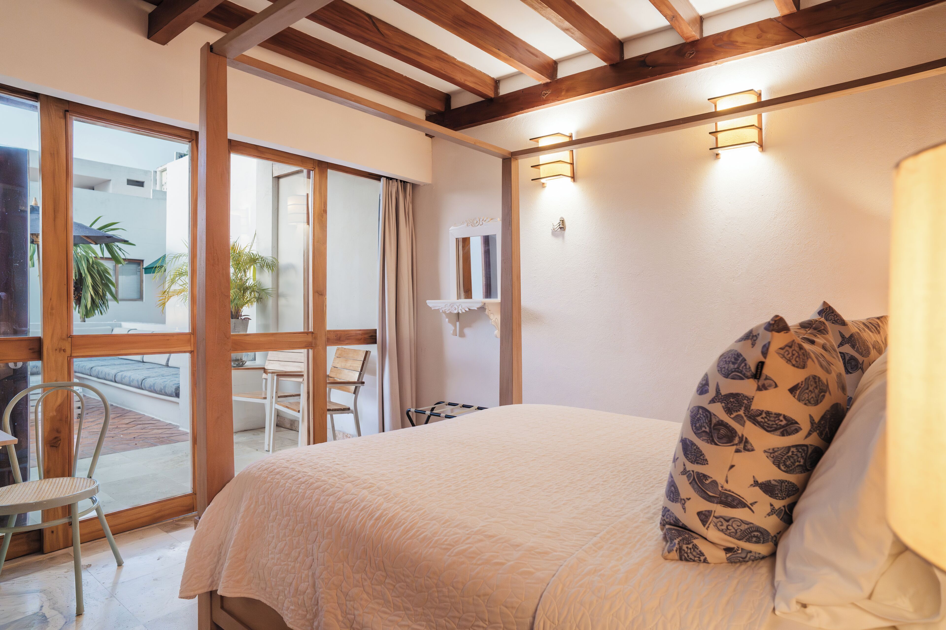 4 dormitorios, escritorio, tabla de planchar con plancha y cuna de viaje