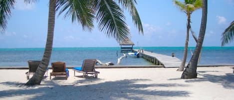 PĂ„ stranden, solstolar och strandhanddukar