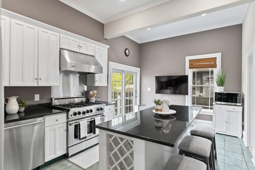 Gorgeous Private home in the heart of town - walk to restaurants, track & more!