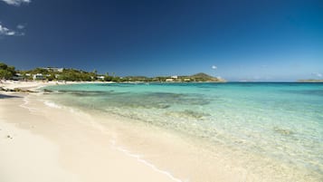 Playa en los alrededores, camastros y toallas de playa