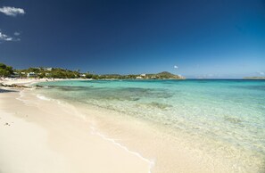 Una playa cerca, sillas reclinables de playa, toallas de playa
