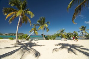 Una playa cerca, sillas reclinables de playa, toallas de playa