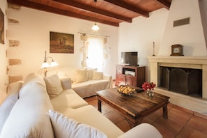 Traditional House, 2 Bedrooms | Living area | Flat-screen TV, fireplace, books, stereo